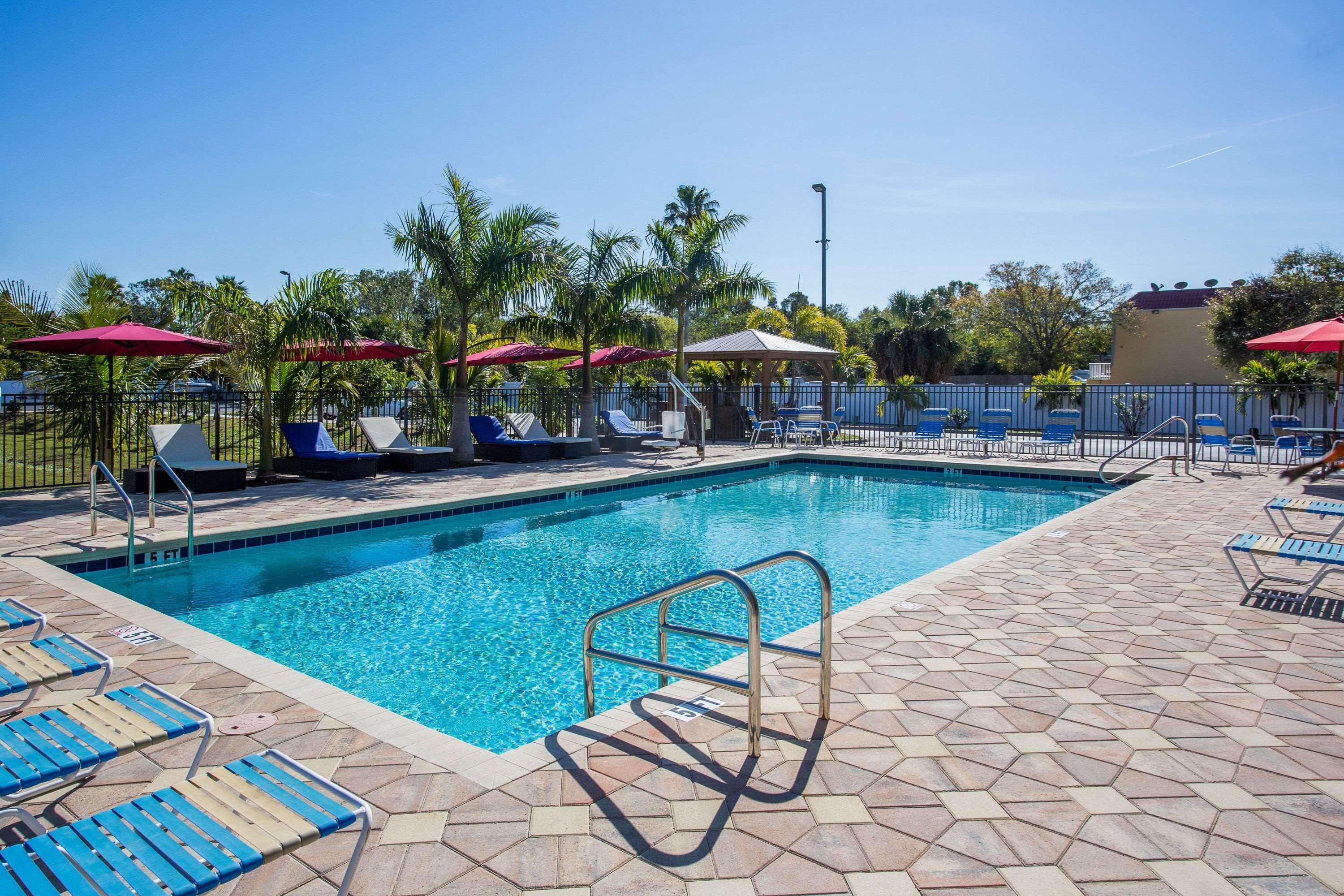Days Inn By Wyndham Sarasota Bay Exterior photo