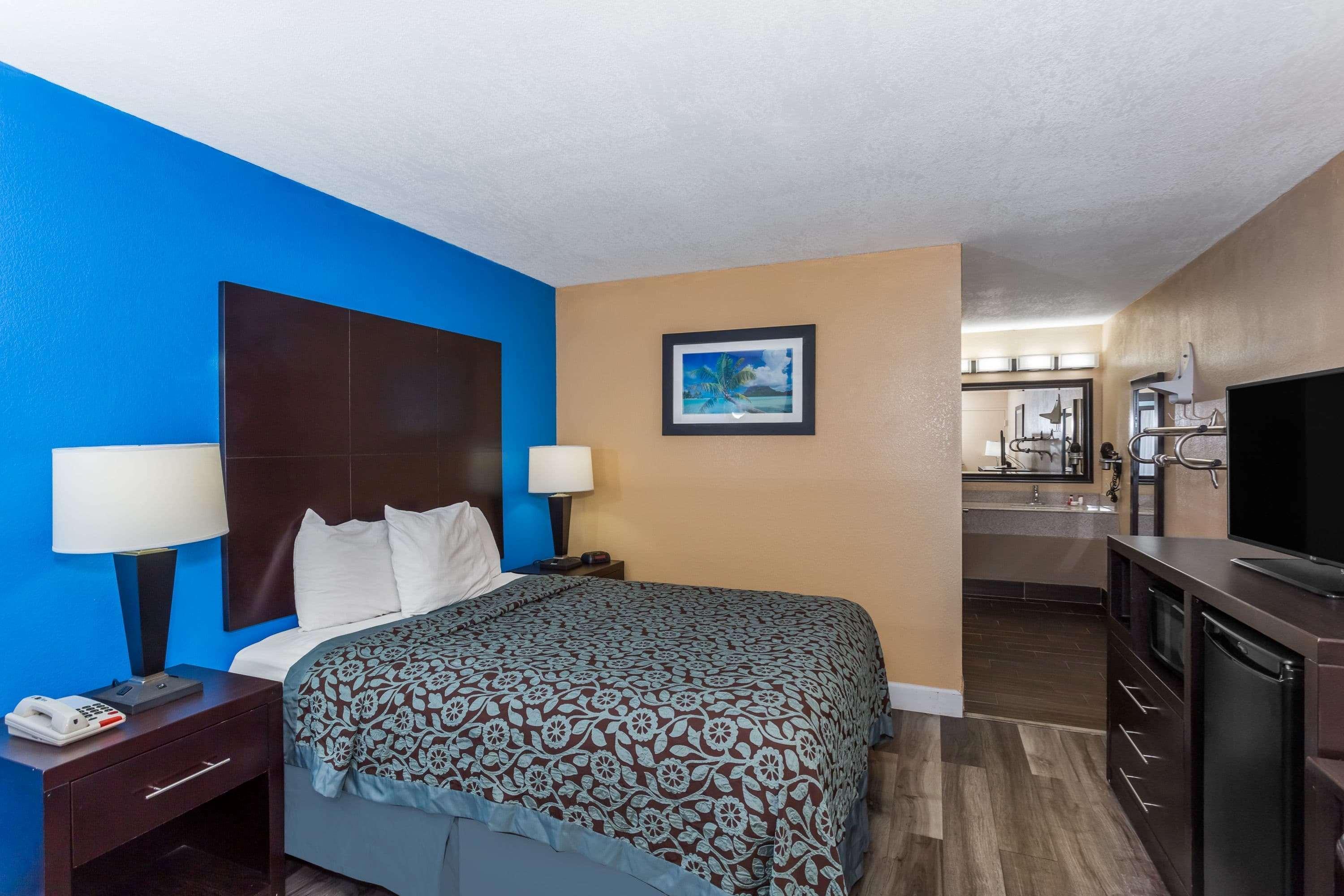 Days Inn By Wyndham Sarasota Bay Exterior photo
