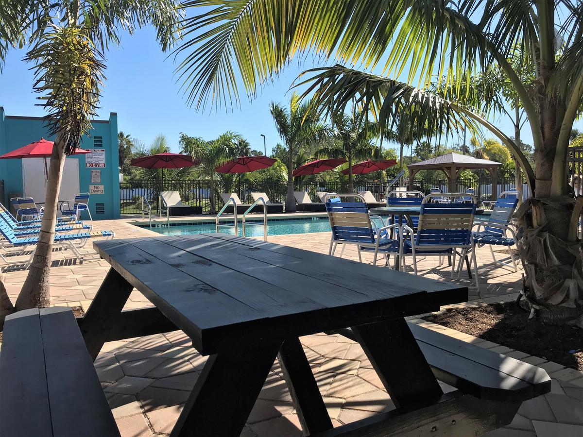 Days Inn By Wyndham Sarasota Bay Exterior photo