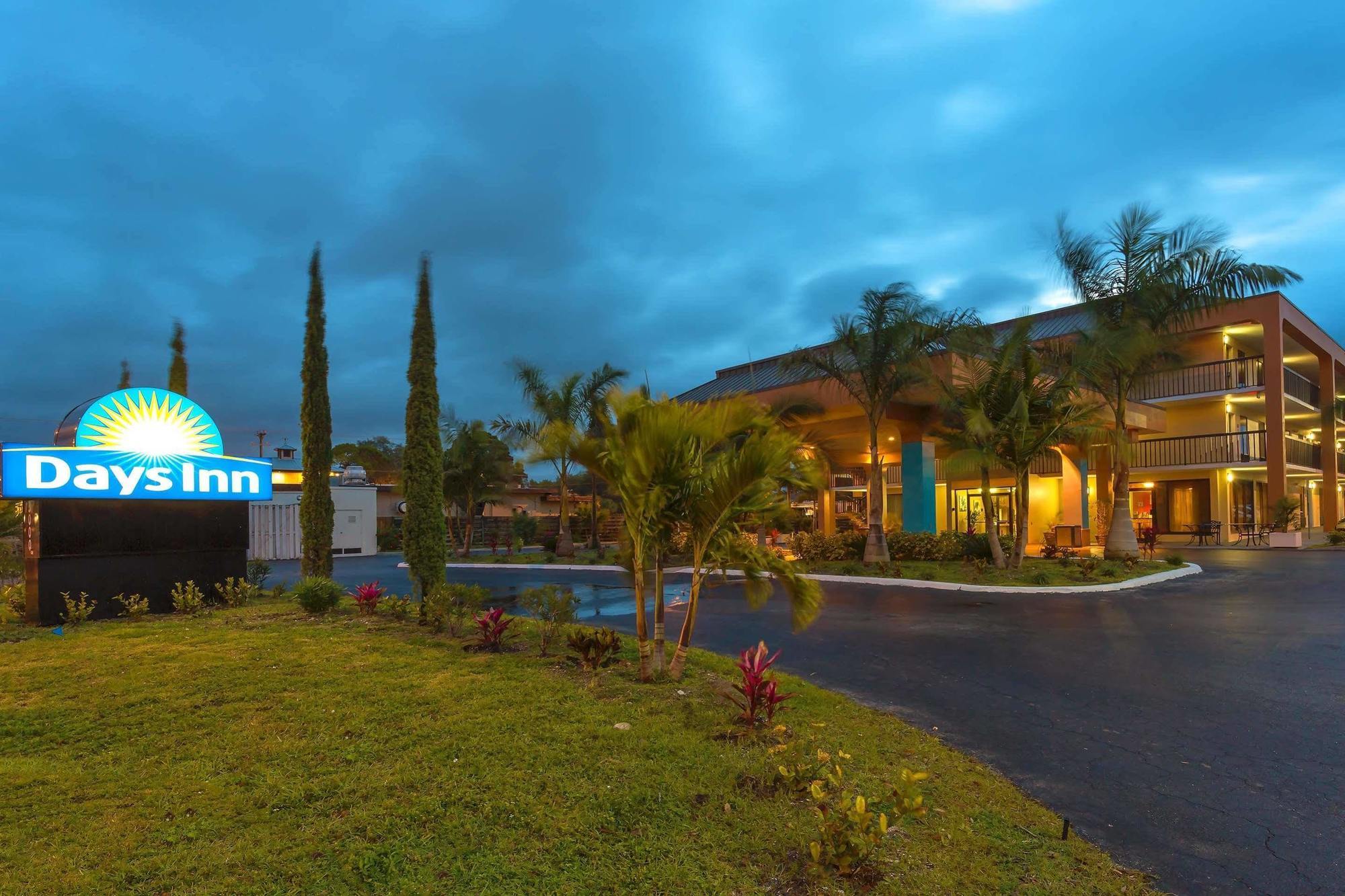 Days Inn By Wyndham Sarasota Bay Exterior photo